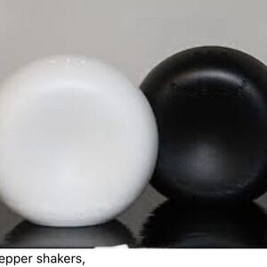 Tupperware Salt/Pepper Shaker Set